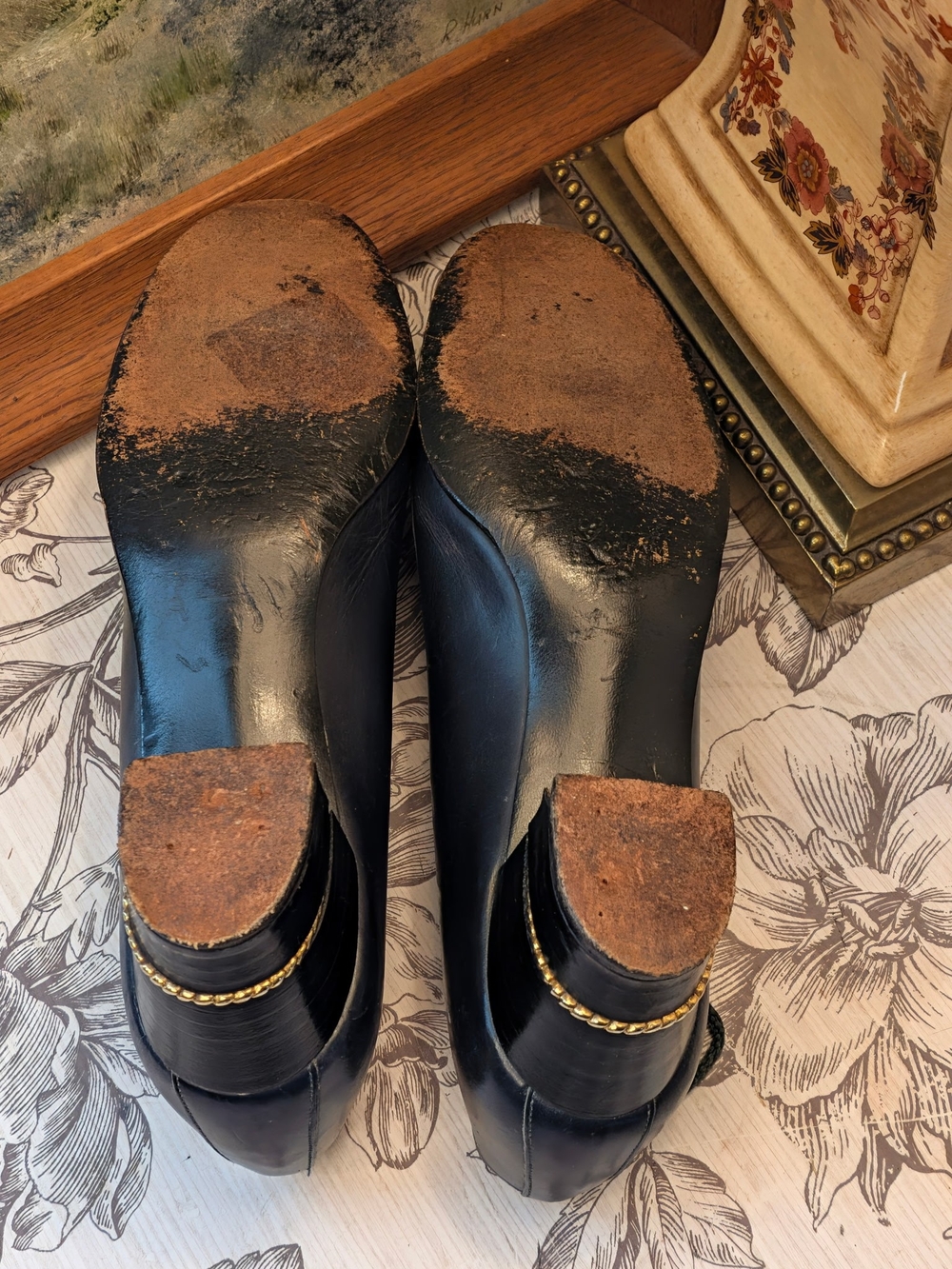 Vintage Gucci Navy Leather Women's Loafers with Gold Chain Trim - Picture 4 of 9